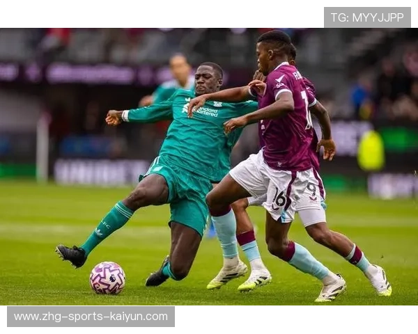 伯恩利防守球员泰科夫奋力封堵射门，难挡对手攻势，伯恩利科尔内